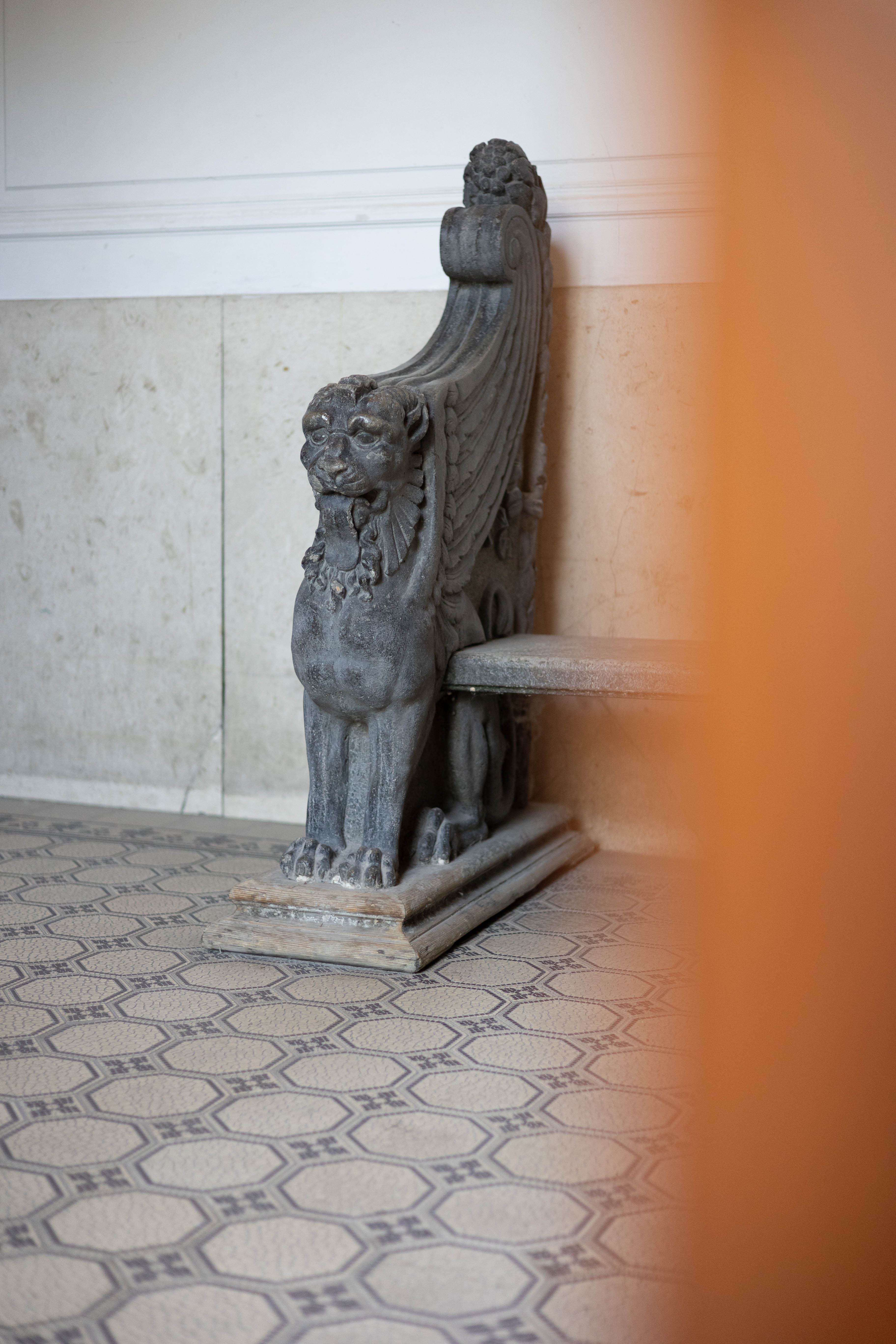 Historische Löwen-Skulptur im Eingangsbereich eines Wiener Zinshauses
