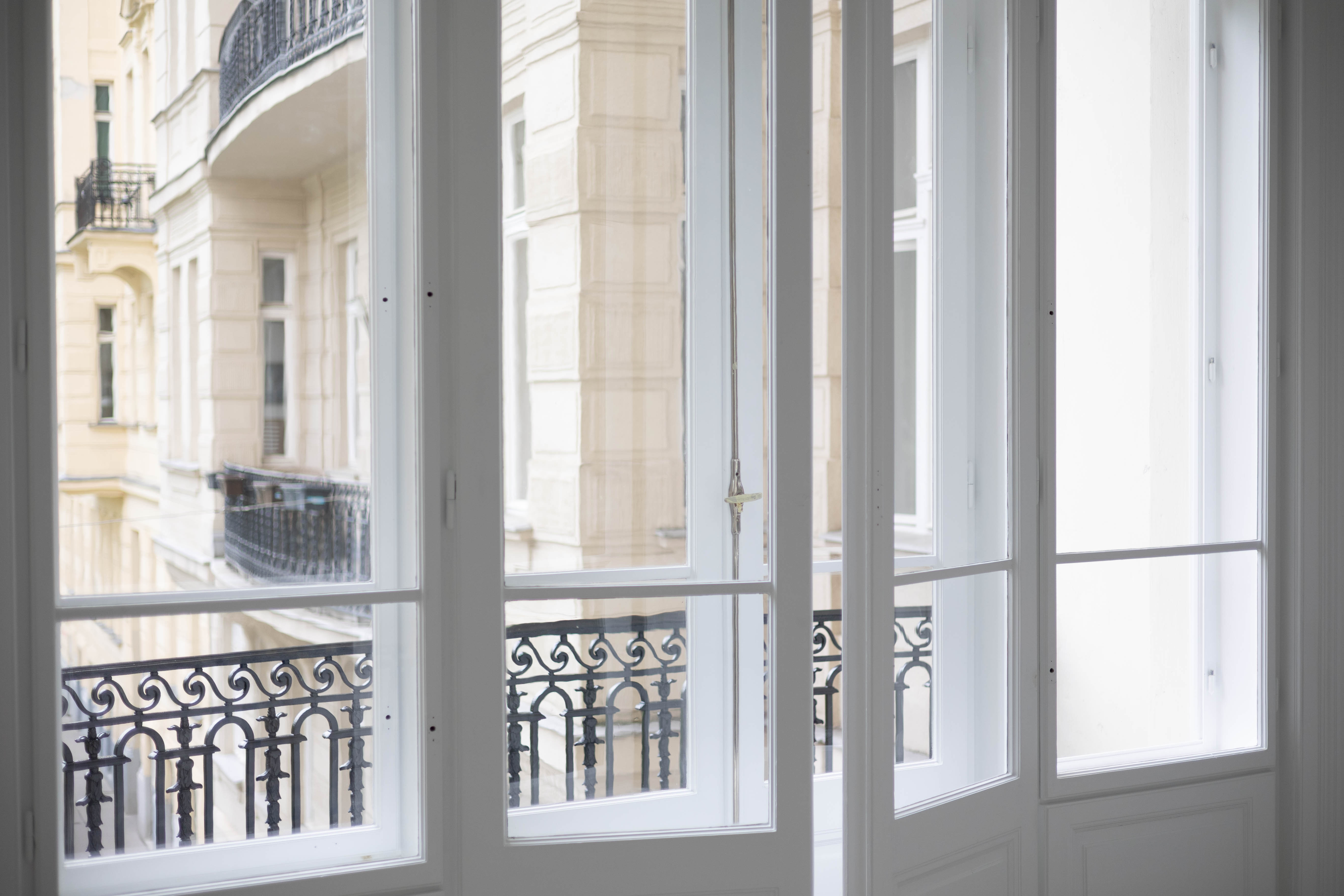 Wiener Gründerzeitfenster — Blick in den Innenhof eines Zinshauses