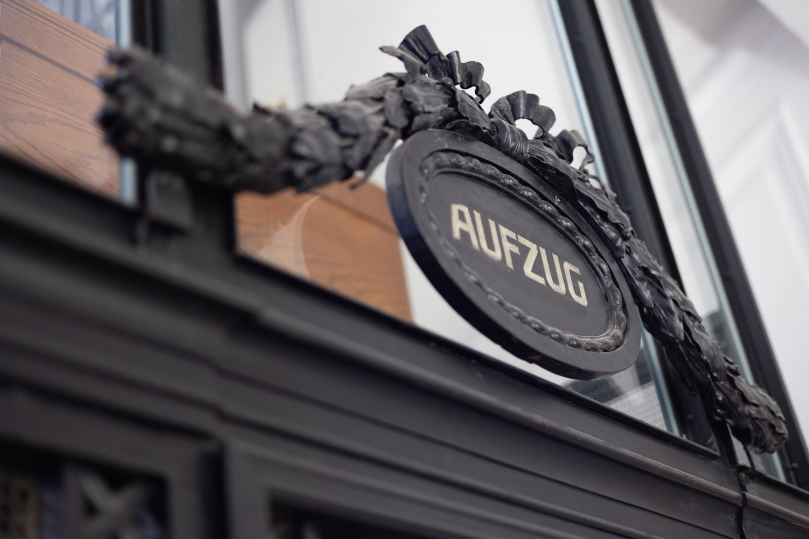 Historischer Aufzug in einem Wiener Zinshaus