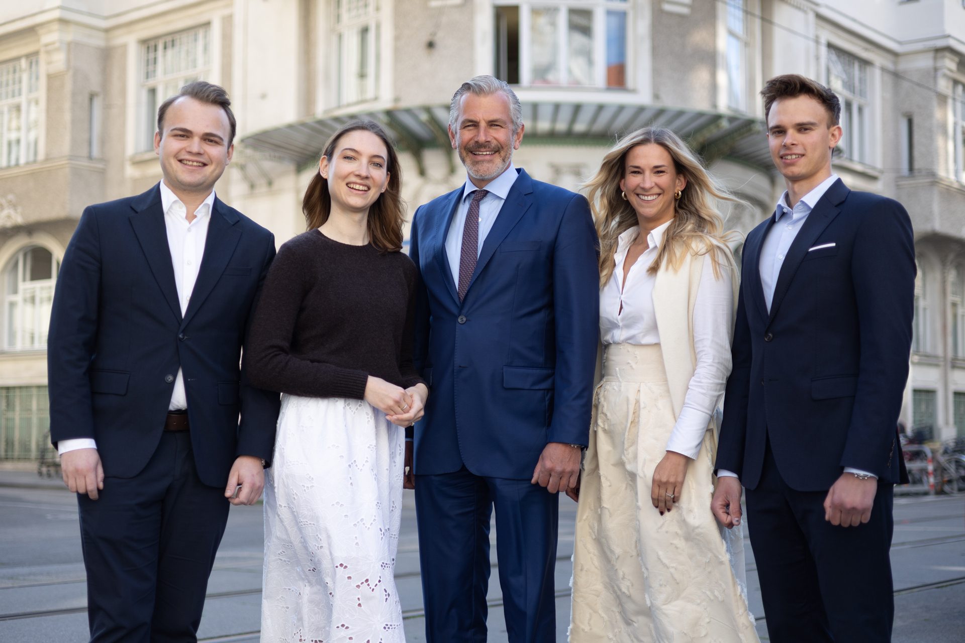 Das Team von Kuhn Immobilien vor einem Wiener Gründerzeit-Zinshaus