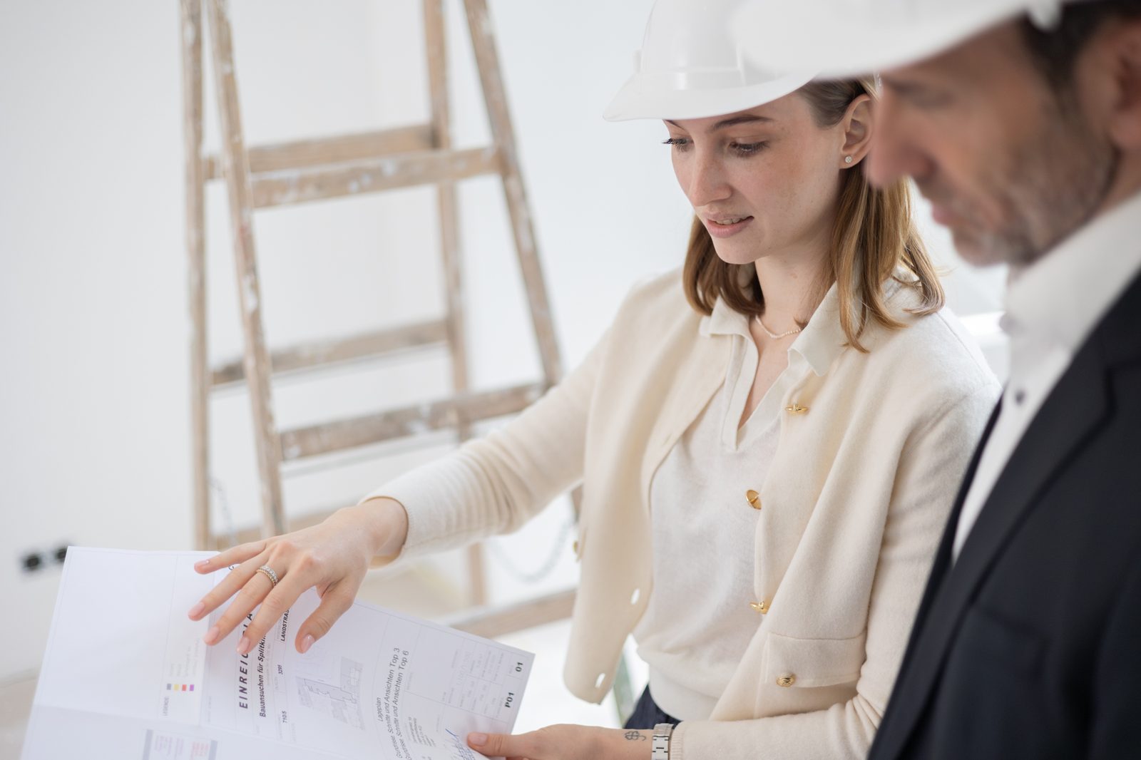 Planbesprechung bei einer Objektbegehung – Asset Management von Kuhn Immobilien