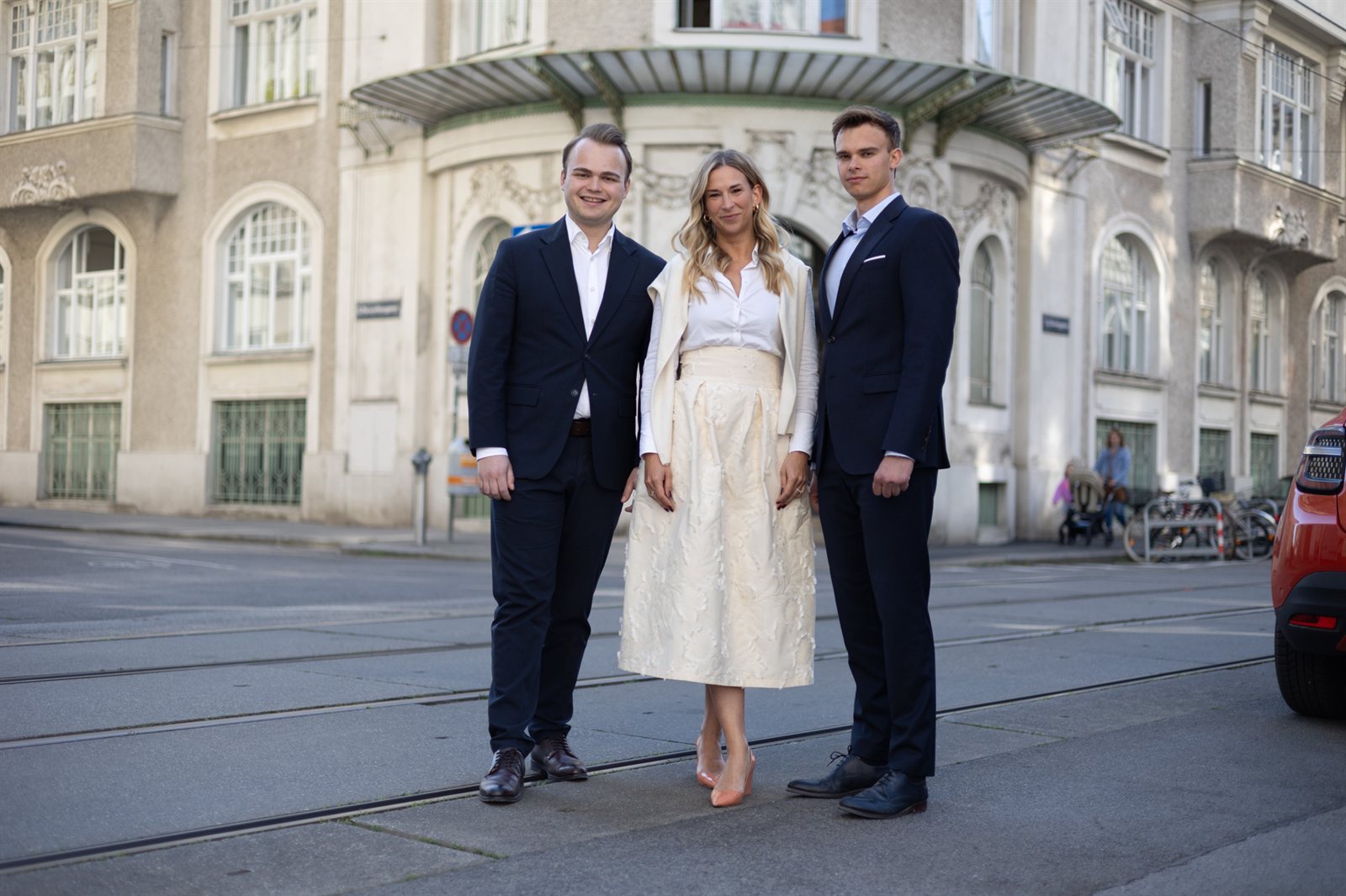 Die Makler von Kuhn Immobilien vor einem Wiener Zinshaus